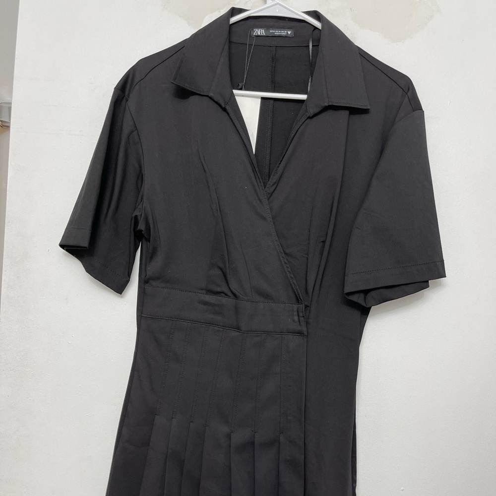 The dress is completely new it’s size M but runs like S